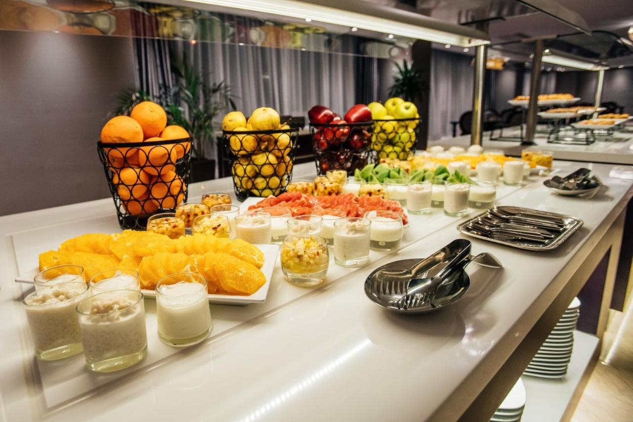 Grand Mogador City Center Καζαμπλάνκα Εξωτερικό φωτογραφία A buffet of fruit and yogurt