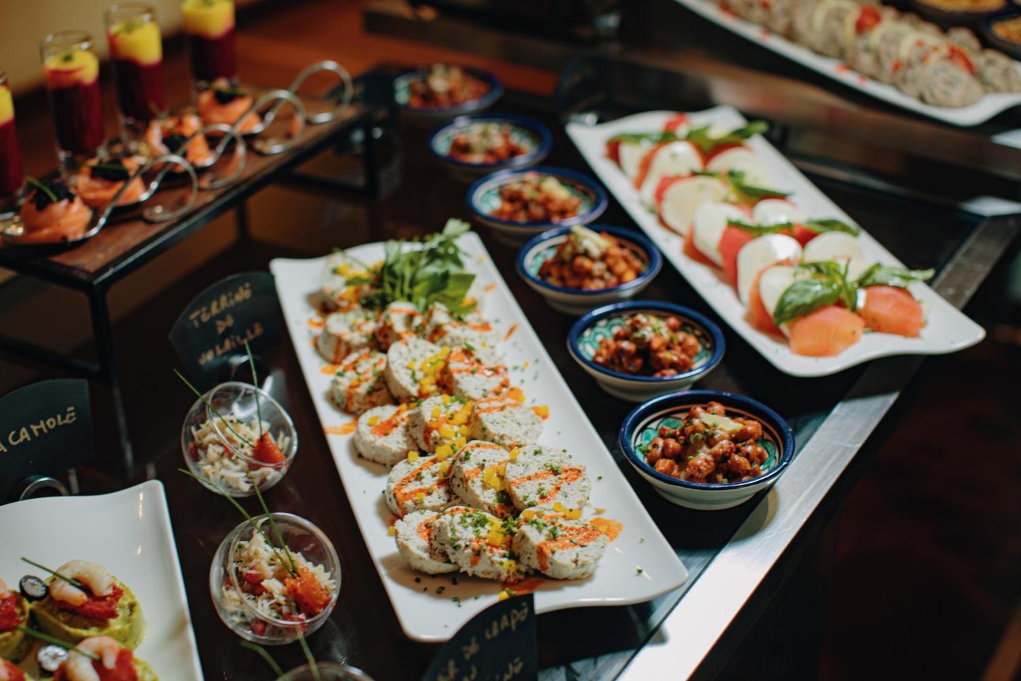 Grand Mogador City Center Καζαμπλάνκα Εξωτερικό φωτογραφία Sushi at a buffet