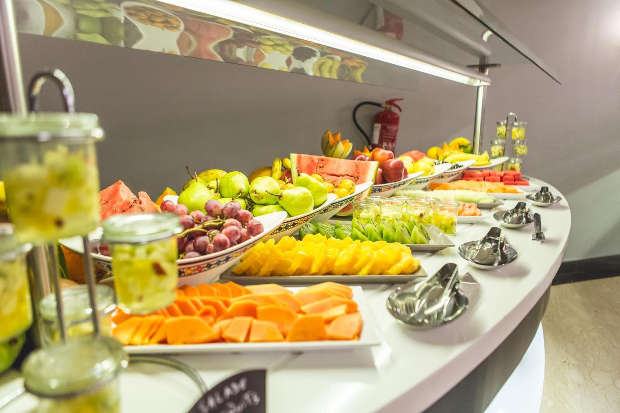 Grand Mogador City Center Καζαμπλάνκα Εξωτερικό φωτογραφία A fruit salad bar